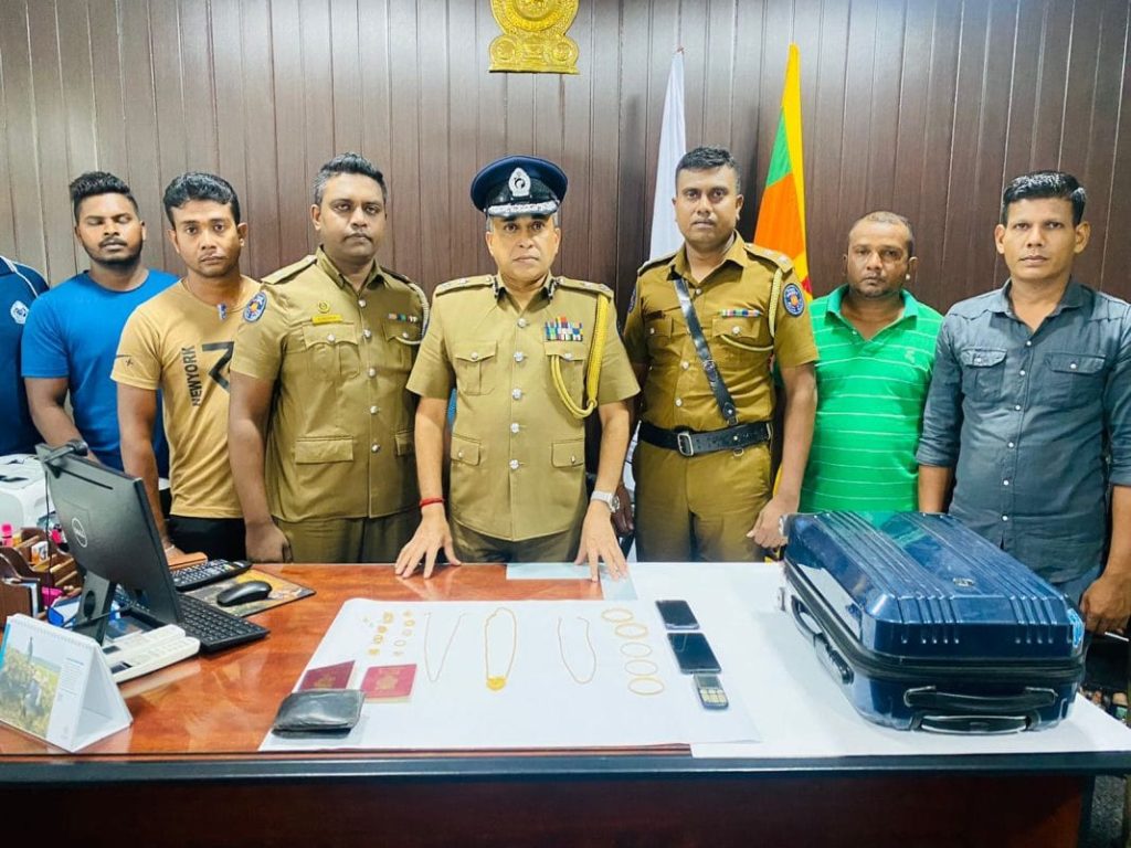 சந்தேகநபரிடம் இருந்து கைப்பற்றப்பட்ட பொருள்களுடன் பொலிஸார்