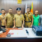சந்தேகநபரிடம் இருந்து கைப்பற்றப்பட்ட பொருள்களுடன் பொலிஸார்