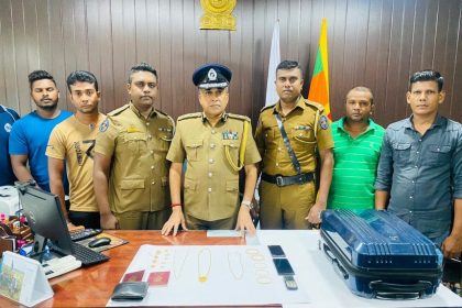 சந்தேகநபரிடம் இருந்து கைப்பற்றப்பட்ட பொருள்களுடன் பொலிஸார்